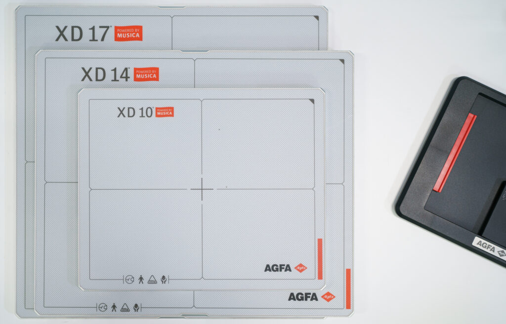Röntgenutrustning med fokus på patienter och personal.
